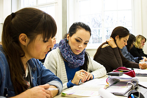 Studentinnen in einer Lehrveranstaltung