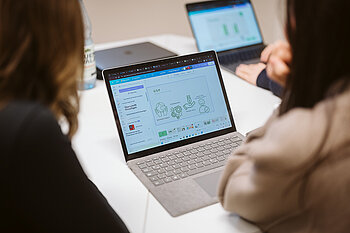 Zwei Frauen vor dem Laptop