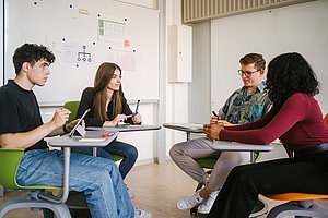 Studierende bei der Gruppenarbeit
